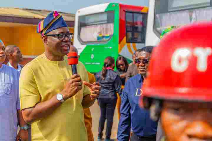 Makinde Inspects Omi Tuntun Luxurious Buses, Says They’ll Provide World-Class Transportation System in Oyo State