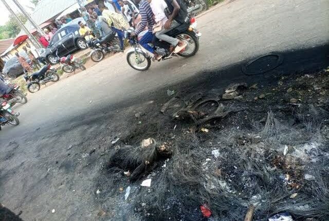 IBADAN: How Angry Mob Burnt  Suspected Thieves Under…