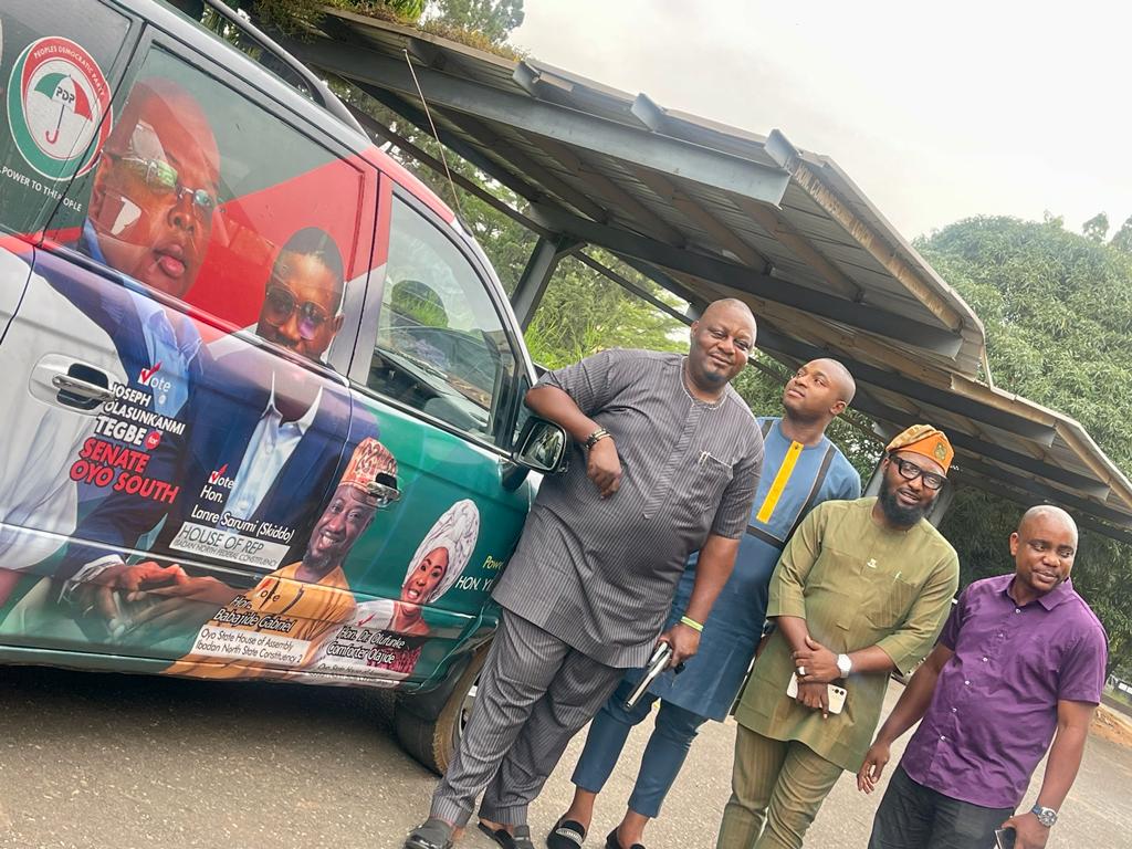 Makinde’s S.A Hon. Adeniyi Adeyinka Kazim ‘Bibire’ Unveils Branded Campaign Space Bus For PDP Candidate|Eagle’s Sight…