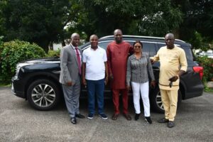 PHOTOS: Makinde Presents Cars To Ace Journalists In Ibadan