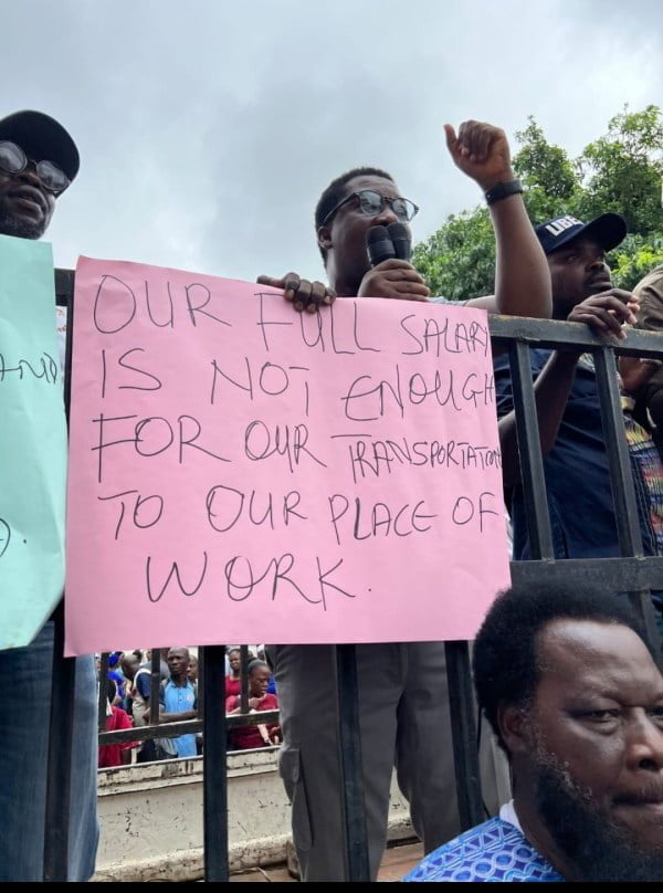 Photos:Oyo Workers Block Secretariat Gate, Demand Audience With Gov. Makinde 