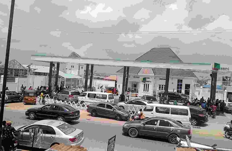Fuel Price Hike Hits, Oyo, Ogun , Sells N900 Per Litre On Black Market(Photos+Video )