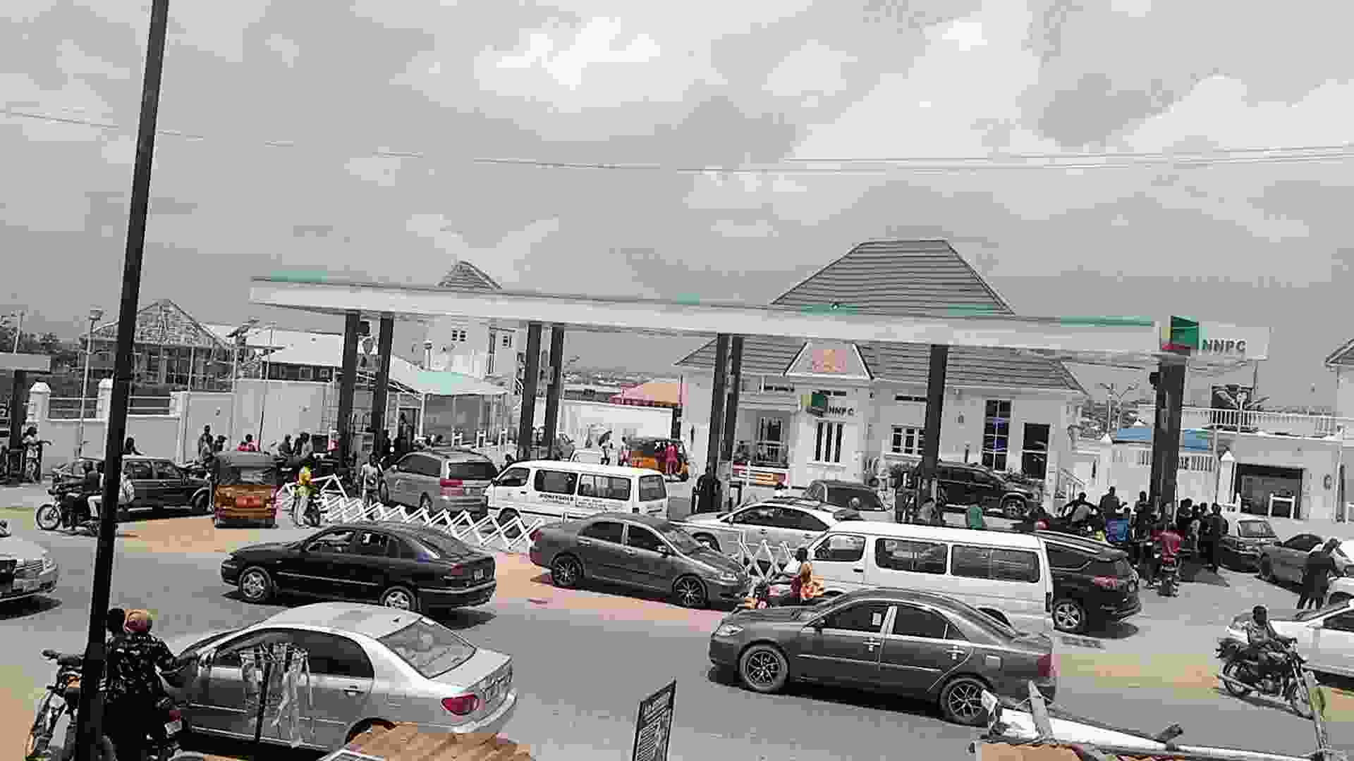 Fuel Hike Hits, Oyo, Ogun , Sells N900 Per Litre On Black Market(Photos+Video )