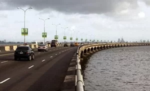 BREAKING:Tragic As Bus Crashes On Third Mainland Bridge ,Thrown Commuters Into Lagoon (Video)