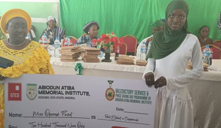 Oyo School Alumnus Awards ₦1M to Top Students, Staff to Promote Education