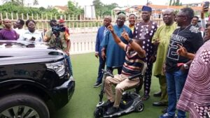 Makinde Gives Fresh FM Chairman, Yinka Ayefele, Brand New Vehicle